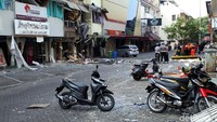 Polisi mensterilkan lokasi. Mereka memasang garis polisi di sekitar roko,