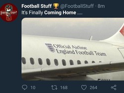 Begini penampakan jarak dekat pesawat yang akan memulangkan Inggris usai gagal di Piala Dunia 2018. (Foto: Twitter @FootballStuff)