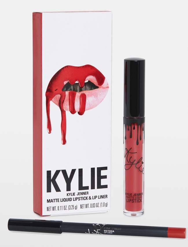 Lip Kit by Kylie merupakan produk pertama yang diluncurka Kylie Jenner. Larisnya penjualan set lip matte dan lip liner ini juga didongkrak oleh bentuk bibir seksi dan penuhnya yang jadi viral pasca suntik filler. Foto: Dok. Kylie Cosmetics