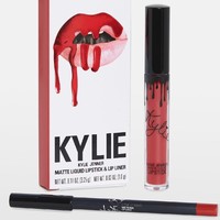 Lip Kit by Kylie merupakan produk pertama yang diluncurka Kylie Jenner. Larisnya penjualan set lip matte dan lip liner ini juga didongkrak oleh bentuk bibir seksi dan penuhnya yang jadi viral pasca suntik filler. Foto: Dok. Kylie Cosmetics