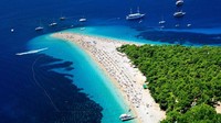 Pantai Zlatni Rat di Kroasia ini punya bibir pantai yang menjorok ke laut seperti lidah. Pantai ini pun sering masuk dalam daftar pantai-pantai paling indah sedunia (CNN Travel) 
