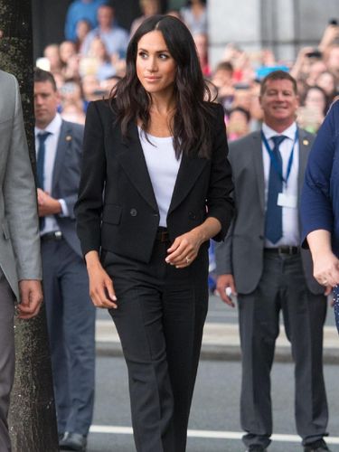 Meghan Markle dalam balutan setelan berjas bergaya maskulin saat berkunjung ke Irlandia.