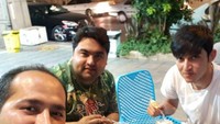 Dessert lembut manis ini memang disukai banyak orang, tak terkecuali seorang Sardar Azmoun. Lihat saja ekspresinya saat melahap satu cup es krim vanilla ini. Foto: Instagram