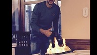 Ada yang tahu makanan apa yang ada di depan Kalinic? Penyajiannya unik karena berkobar api. Ekstrem juga ya kulinerannya. Foto: instagram @nikolakalinic