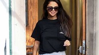 Penampilan Selena Gomez dengan kacamata hitam yang mencuri perhatian netizen.  Foto: Dok. Ist