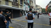 Lokasi ledakan hingga kini masih disterilisasi. Garis polisi dipasang pada jarak sekitar 30 meter dari ruka yang jadi lokasi ledakan.Foto: Yulida Medistiara/detikcom