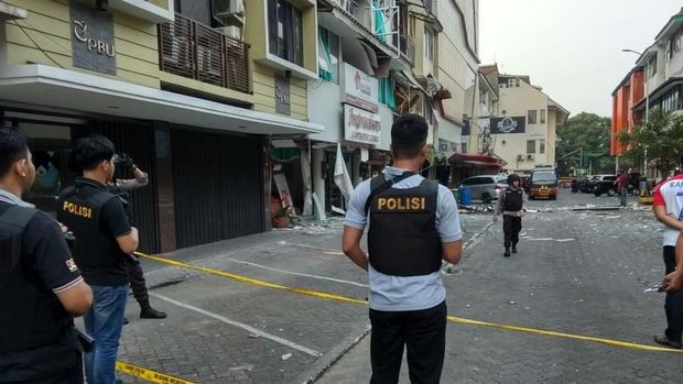 Polisi pasang garis polisi untuk sterilisasi lokasi ledakan