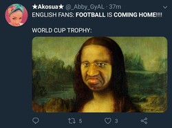 Begini kira-kira ekspresinya, jika trofi Piala Dunia 2018 digambarkan lewat lukisan Monalisa karya Leonardo Da Vinci. Monalisa yang tersenyum jadi memeletkan lidahnya. (Foto: Twitter @_Abby_Gyal)