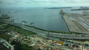 Pemandangan Tanjong Pagar Terminal sampai Pulau Sentosa bisa dilihat melalui kaca jendela kantor Grab di Marina One. Foto: detikINET/Agus Tri Haryanto