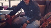  Secangkir kopi jadi teman santai Kalinic kali ini. Saat tak mengenakan seragam bola, Kalinic tampak keren seperti model ya? Foto: instagram @nikolakalinic