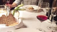  Makan malam romantis, Kezia memilih hidangan pasta dengan irisan jamur truffle ditemani segelas wine dan roti. Foto: Instagram @keziatoemion