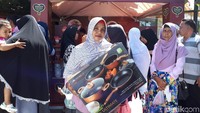 Setelah melihat demo masak dan membeli kecap ABC, Ibu Kenanga beruntung dapat hadiah satu set wajan dari Kecap ABC. Selamat ya, Bu! Foto: dokdetikFood