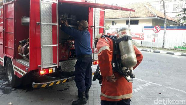 Diduga Karena Korsleting Listrik, Ruang Perpustakaan Unesa Terbakar