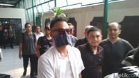 Rupanya saat ditanyai pada awak media, Tio Pakusadewo mengaku sedang tidak vit. Foto: Hanif Hawari/detikHOT