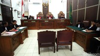 Aa Gatot juga melakukan tindak pidana Pasal 1 ayat 1 UU Nomor 12 UU Darurat Tahun 1951 terkait kepemilikan senjata api dan amunisi. 