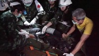 Remaja-remaja itu dibungkus di sejumlah tandu saat mereka dipindahkan. Kemudian para dokter yang siaga di sepanjang rute evakuasi terus memantau kondisi kesehatan remaja-remaja itu secara berkala. Foto: THAI NAVY SEAL/via REUTERS