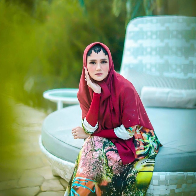 Ciput asimetris memang sempat jadi tren di kalangan hijabers. Risty Tagor jadi salah satu artis berhijab yang sering memakai ciput asimetris. Namun, ciput ‘paes’ yang dipakai Mulan terhitung jarang ditemukan dan mungkin saja jadi tren baru. Foto: Agung Wibowo