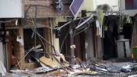 Sejumlah kaca pecah akibat ledakan. Beberapa benda juga terlontar keluar ruko.