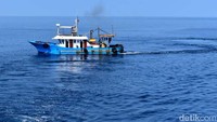 Berdasarkan data WWF tahun 2015, di Indonesia, Illegal fishing dan overfishing menyebabkan rumah tangga nelayan Indonesia berkurang sebanyak 50% dalam kurun waktu 10 tahun, yaitu dari 1,6 juta tahun 2003 menjadi hanya 800 ribu tahun 2013. Tak hanya itu, IUU fishing juga mengancam sekitar 65% terumbu karang Indonesia yang merupakan habitat dan tempat reproduksi ikan. Istimewa/Dok. Bakamla.