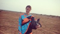 Sebagai pilot tak membuat Sara cepat puas. Tak hanya jago menerbangkan pesawat, Sara juga suka mencoba hal baru seperti motor cross (johsara/Instagram)  