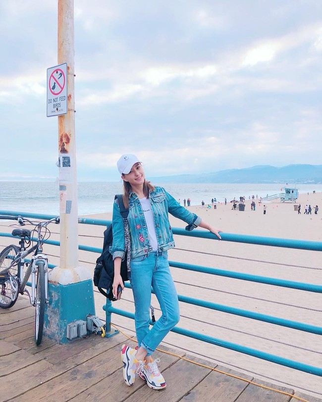 Ini gaya Laurinda saat berpenampilan kasual mengenakan jaket denim dan sneakers. Foto: Instagram @laurinda_ho