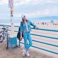 Ini gaya Laurinda saat berpenampilan kasual mengenakan jaket denim dan sneakers. Foto: Instagram @laurinda_ho