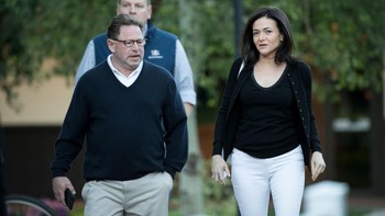 Sheryl datang bersama kekasihnya, Bobby Kotick yang adalah CEO Activision Blizzard. Foto: Getty Images