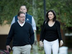 Melongok Pertemuan Rahasia Para Triliuner Berbusana Seadanya