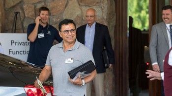 Ini adalah Omid Kordestani, Executive Chairman Twitter. Meski pertemuan sangat serius, pengunjung dipersilakan mengenakan pakaian sesuka mereka. Foto: Getty Images