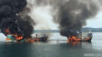 Selain mengusir kapal, Susi juga menenggelamkan kapal maling ikan berdasarkan putusan pengadilan. Menurut Susi, dia akan menenggelamkan 77 kapal maling ikan sebagai kado HUT RI ke-73. Istimewa/Agus Siswanto/Detik.com.