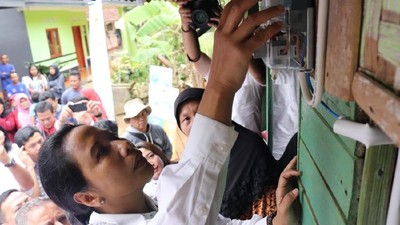 Aksi Rini Cek Meteran Listrik di Tasikmalaya