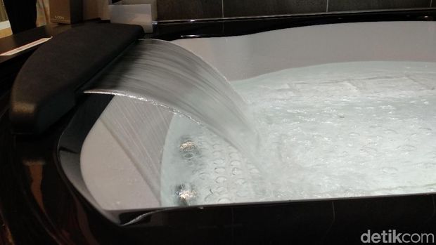 Salah satu produk bathtub dengan fitur 'pijat'