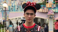 Foto: Verrell pakai bando Minnie Mouse, gemas nggak? (bramastavrl/Instagram)