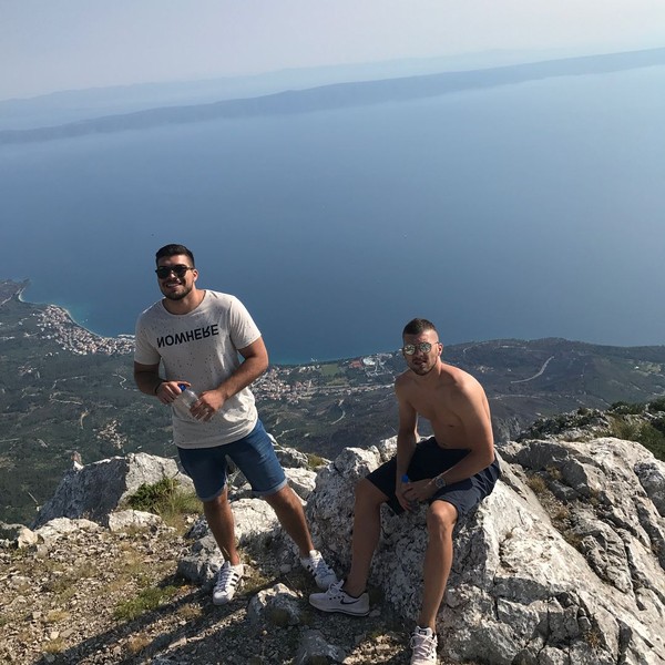 Tak hanya naik ATV, Rebic bersama teman-temannya juga trekking di kawasan tersebut. Mereka bahkan sampai ke puncak. Pemandangan Kroasia yang cantik dari ketinggian pun terpampang di foto ini (Instagram/@anterebic) 