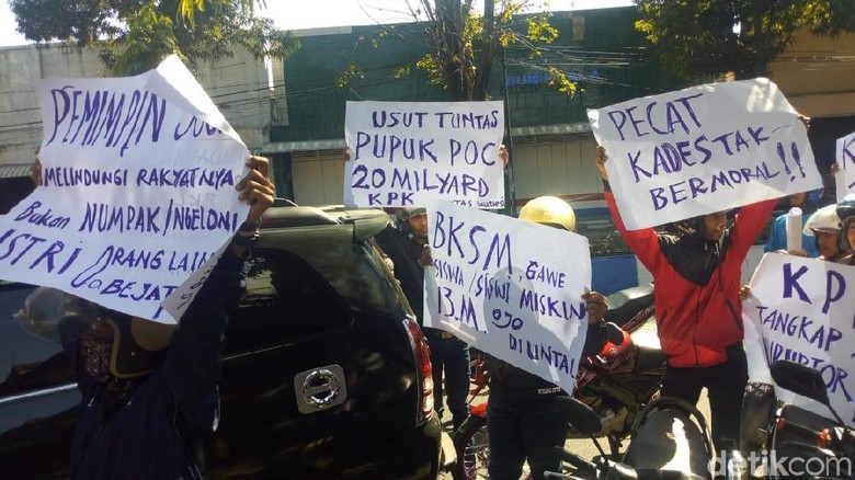 Puluhan Warga Tuntut Usut Tuntas Kasus Korupsi di Ponorogo Puluhan Warga Tuntut Usut Tuntas Kasus Korupsi di Ponorogo