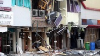 Awalnya ledakan terjadi di ruko konsultan bisnis properti. Ruko tersebut terpantau paling hancur dibanding ruko lainnya.