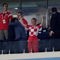 Kolinda tampil sporty memakai kaus jersey timnas Kroasia, dengan rambut dikuncir simpel namun tetap terlihat rapi. Penampilannya ini pun mengundang pujian dari netizen. Foto: Reuters