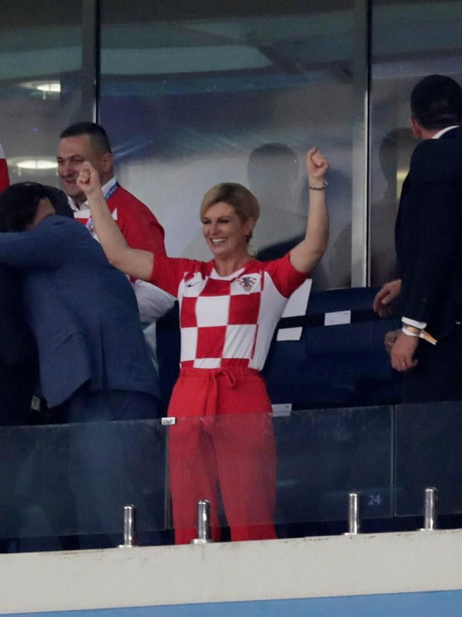 Kolinda tampil sporty memakai kaus jersey timnas Kroasia, dengan rambut dikuncir simpel namun tetap terlihat rapi. Penampilannya ini pun mengundang pujian dari netizen. Foto: Reuters