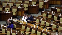 Berdasarkan daftar hadir, sebanyak 497 dari 560 anggota dewan tak hadir. Dari mereka yang tak hadir, 242 orang mengajukan izin.
