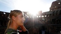 Colosseum yang ikonik di Roma pernah menjadi lokasi pemotretan Sharapova sebelum turnamen Italia Open (Stefano Rellandini/Reuters) 