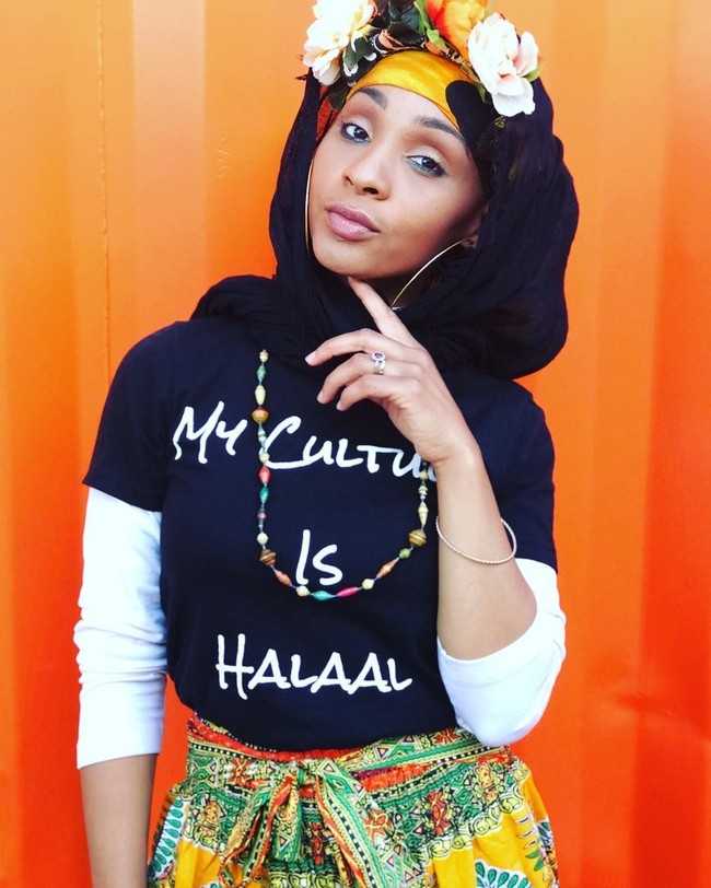 Rapper asal Amerika bernama Alia Sharrief punya gaya hijab yang nyentrik di kesehariannya. Ia sering terlihat tabrak motif, aksesori, dan warna. Foto: Instagram/AliaSharieef