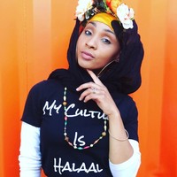 Rapper asal Amerika bernama Alia Sharrief punya gaya hijab yang nyentrik di kesehariannya. Ia sering terlihat tabrak motif, aksesori, dan warna. Foto: Instagram/AliaSharieef