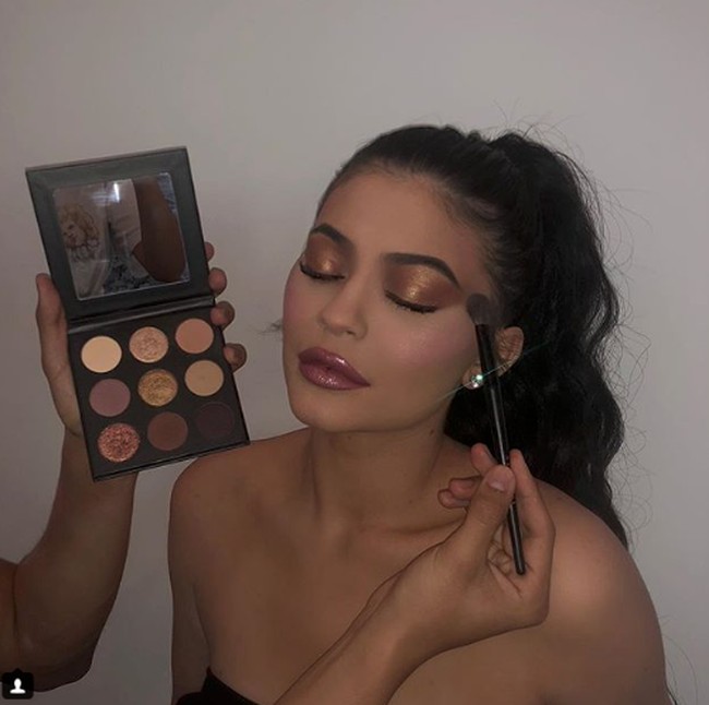 Luar biasa rasanya bisa diakui untuk sesuatu yang aku senangi, dan aku sangat berterima kasih. Aku selalu menyukai makeup dan bekerja sangat keras untuk membawa lip kit pertama ke pasaran, kata Kylie Jenner, seperti dikutip dari LA Times. Foto: Dok. Instagram/@kyliejenner