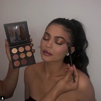 Luar biasa rasanya bisa diakui untuk sesuatu yang aku senangi, dan aku sangat berterima kasih. Aku selalu menyukai makeup dan bekerja sangat keras untuk membawa lip kit pertama ke pasaran, kata Kylie Jenner, seperti dikutip dari LA Times. Foto: Dok. Instagram/@kyliejenner