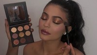 Kylie Jenner memulai bisnis kosmetiknya pada tahun 2014 dengan perusahaan Seed Beauty. Dok. Instagram/kyliejenner