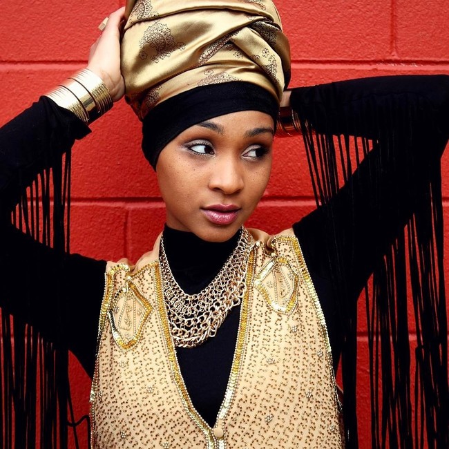 Lagu terbarunya My Girls Rock jadi salah satu lagu terpopuler miliknya. Lagu tentang wanita berhijab di kota besar itu berhasil menyuarakan banyak wanita muslim di Amerika. Foto: Instagram/AliaSharieef