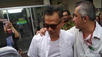 Semoga cepat sembuh ya, Tio Pakusadewo. Foto: Hanif Hawari/detikHOT