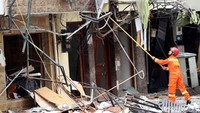 Ledakan berasal dari kantor konsultan terjadi pukul 04.30 WIB. Polisi mengatakan, ledakan bersumber dari kebocoran tabung 12 Kg di pantry kantor konsultan tersebut.