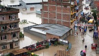 Hujan yang terus mengguyur kota-kota di Nepal mengakibatkan banjir dan tanah longsor di beberapa kota tersebut. Navesh Chitrakar/Reuters.