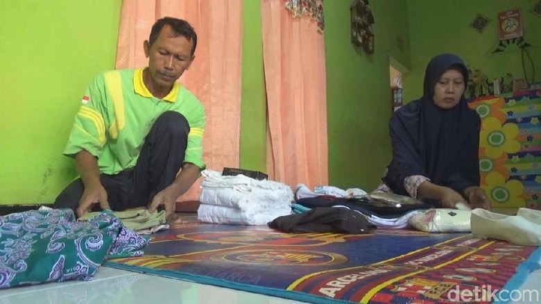 Dana Haji Pasutri Penjual Es Tebu Sempat Berjamur dalam Celengan Bambu Dana Haji Pasutri Penjual Es Tebu Sempat Berjamur dalam Celengan Bambu